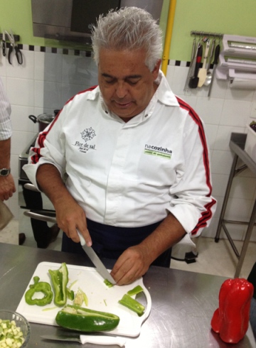 O talentoso e divertido e professor, chef Carlos Ribeiro, ensinando o básico pra gente