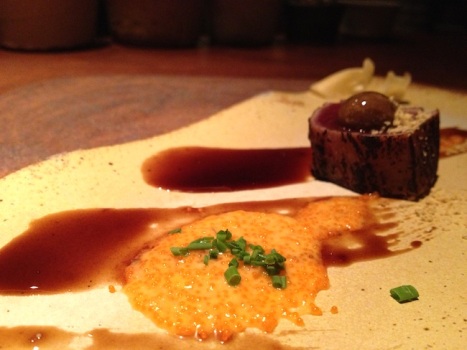 Um pequeno toque arquitetônico: atum tataki com uma esferificação de mostarda ancienne e teriyaki, e ovas de masago com molho cítrico